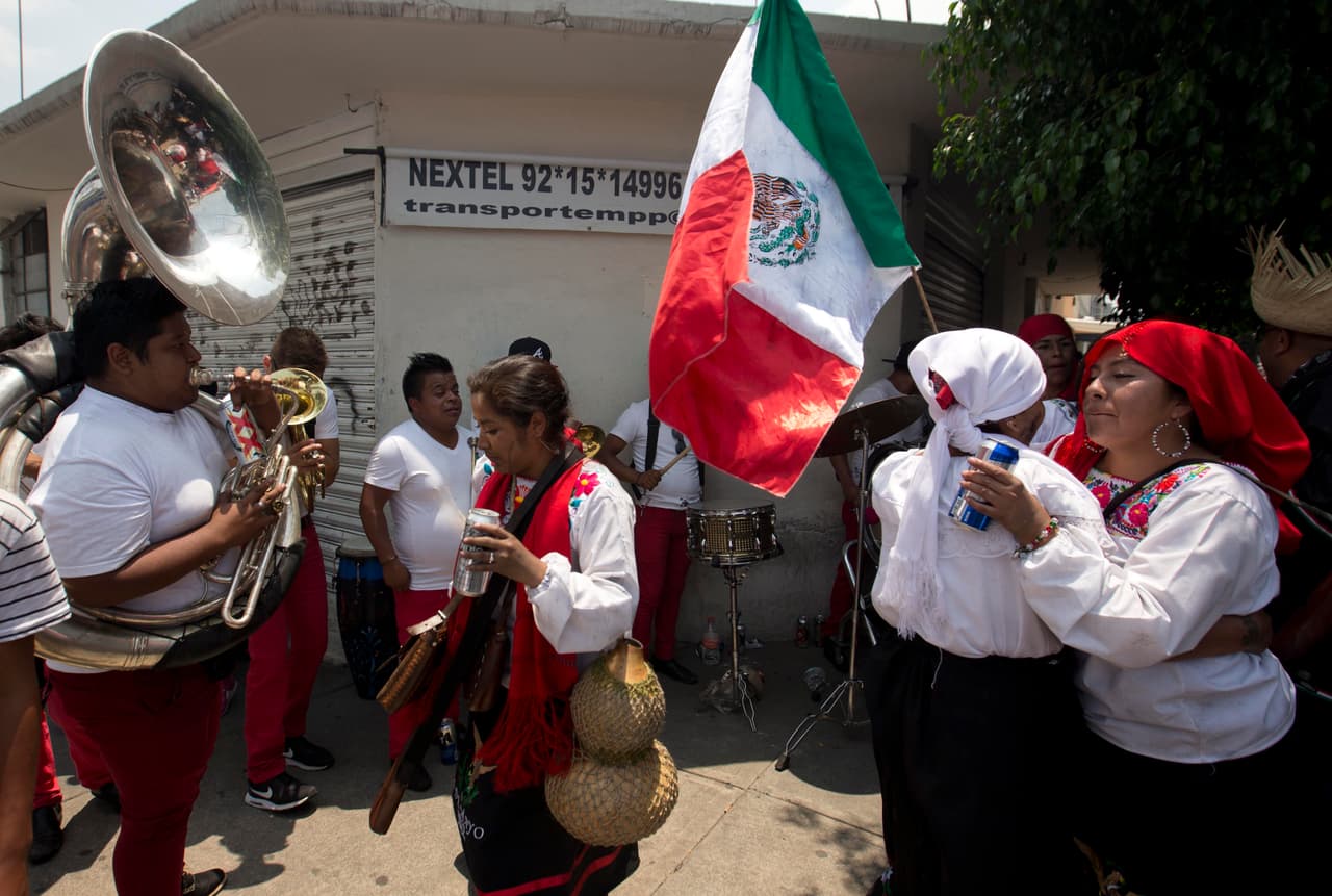 Los residentes locales bailan en la celebración de la “Batalla de Puebla” el 5 de mayo en 2016 en Ciudad de México.