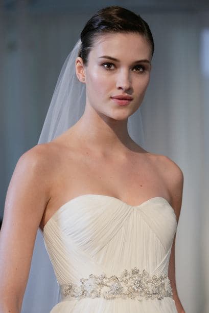 Si eliges un vestido con aplicaciones te recordamos no abusar de los accesorios de joyería para no lucir exagerada.