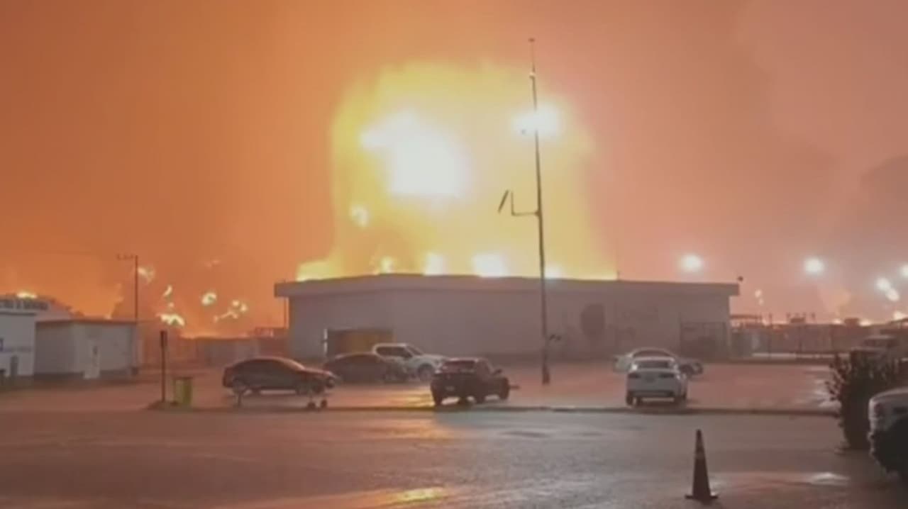 Refinería de Dos Bocas deja cinco muertos tras incendio y derrame de aguas aceitosas