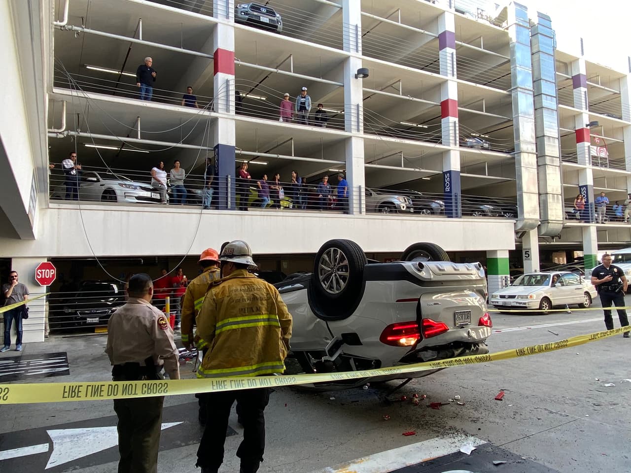 Dos personas fueron llevadas a un hospital después de que un automóvil cayera tres pisos en un estacionamiento cerca del Beverly Center.
