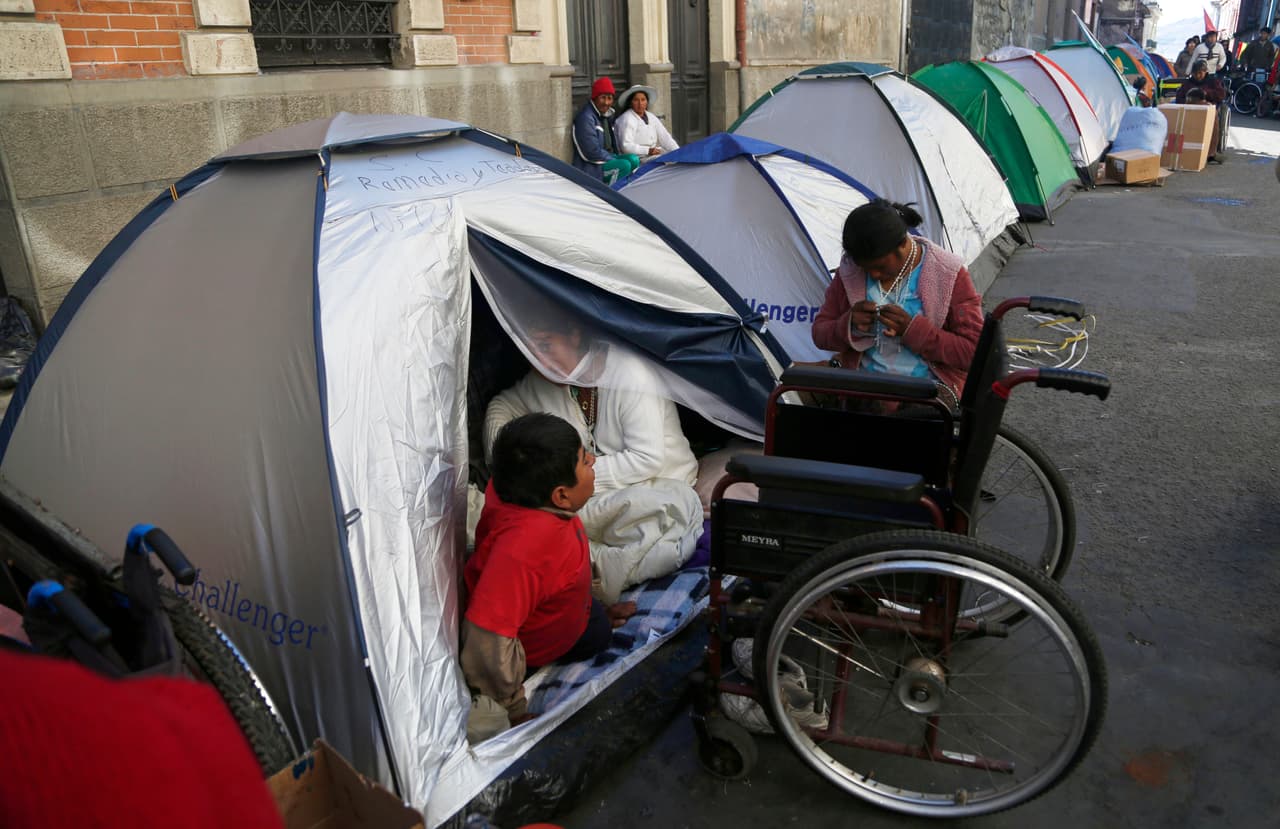 Los manifestantes levantaron un campamento en el centro de La Paz, donde permanecen custodiados por barreras policiales a solo una cuadra de la plaza Murillo, donde se encuentran las sedes del Palacio de Gobierno y el Parlamento.