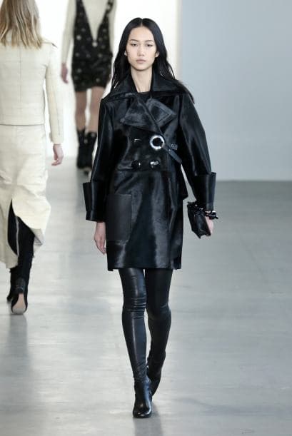 El negro de pies a cabeza también fue algo que se vio en la mayoría de las colecciones. Como este abrigo combinado con 'leggins' de cuero de Calvin Klein.