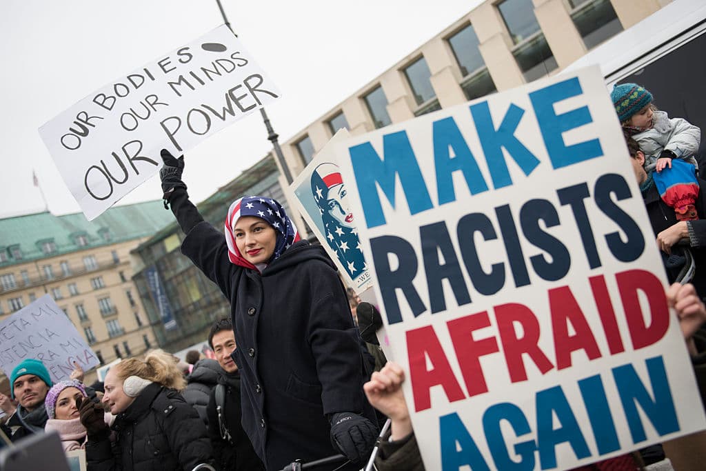 En la Marcha de las Mujeres en Alemania esta activista llevó una bandera de Estados Unidos como velo en la cabeza