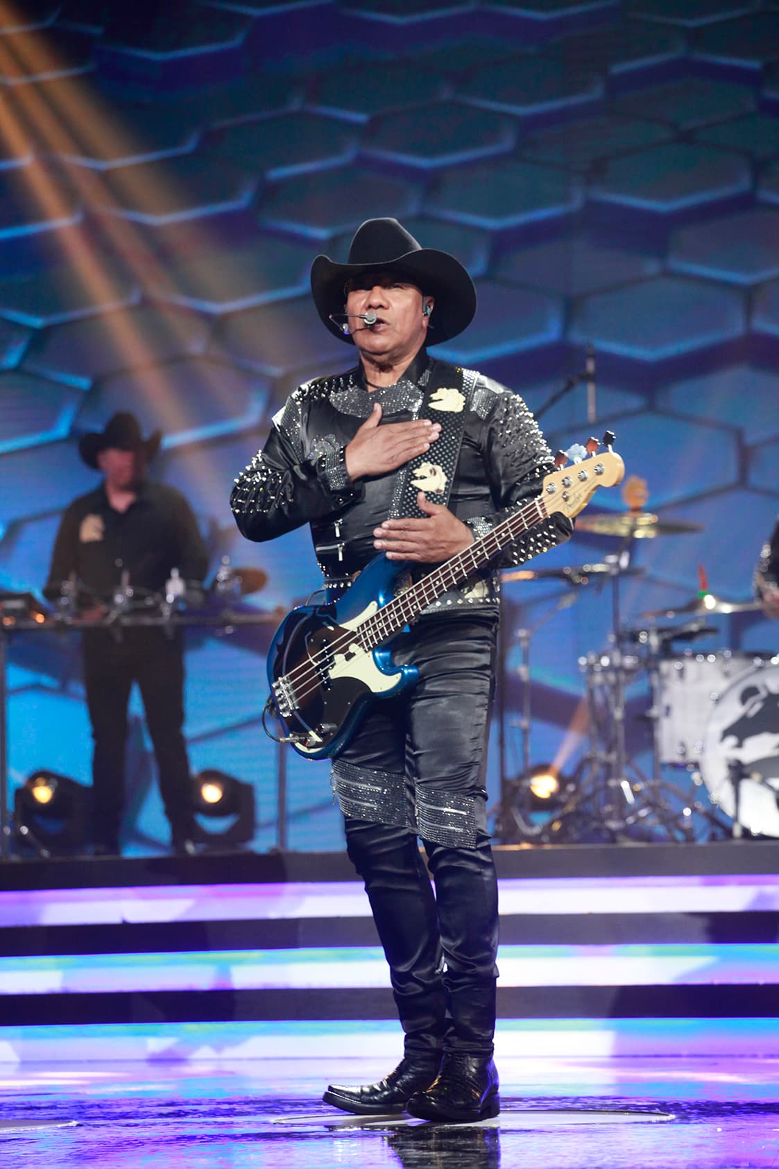 El cantante llegó acompañado de su grupo para ofrecer un par de participaciones.