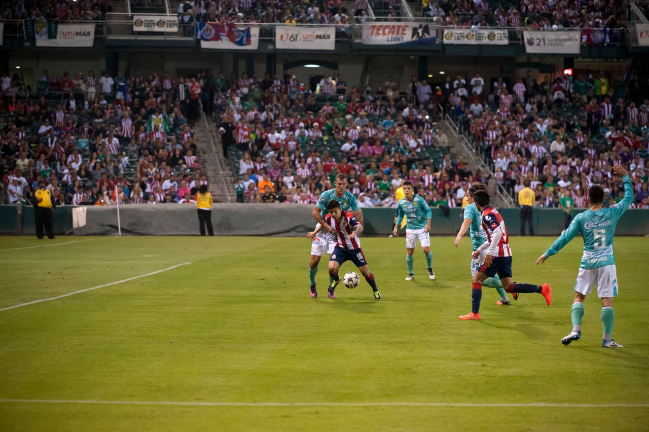 Este 12 de noviembre Chivas y Leon llegaron a Fresno con futbol de Liga MX. Leon derroto a Chivas 3-2.