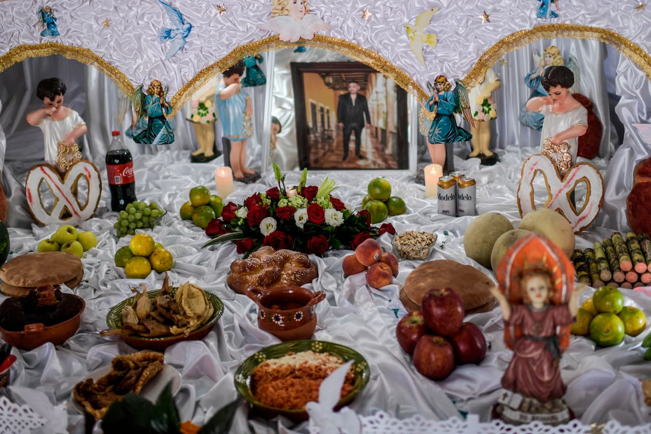 Vista de un Altar Monumental dedicado a Eusebio Silvano Camacho, de 49 años, quien murió en Nueva York víctima de COVID-19, en Huaquechula, Puebla, México, el 1 de noviembre de 2020, en medio de la pandemia del coronavirus COVID-19.