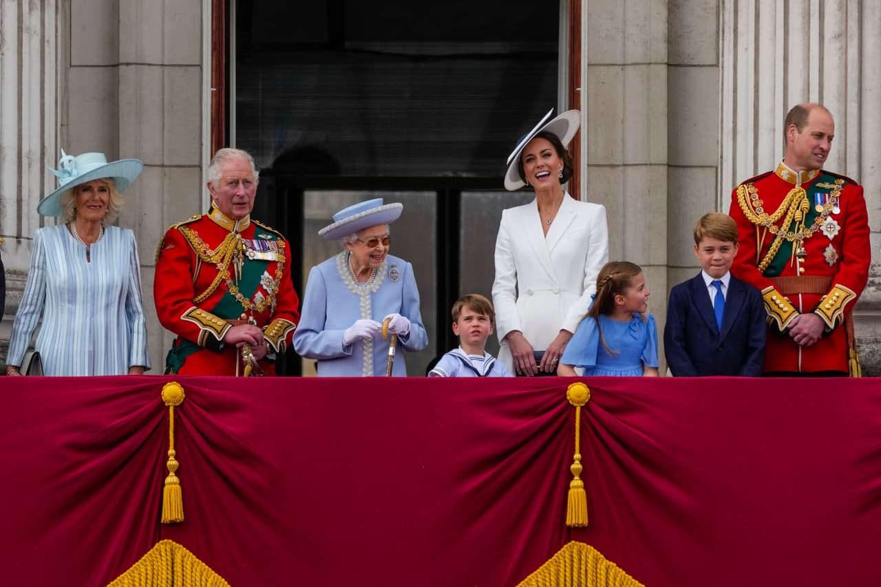 Varios miembros de la familia real británica, entre ellos el príncipe Carlos y los duques de Cambridge, Guillermo y Catalina, también estuvieron en el balcón de Buckingham para acompañar a Isabel II.