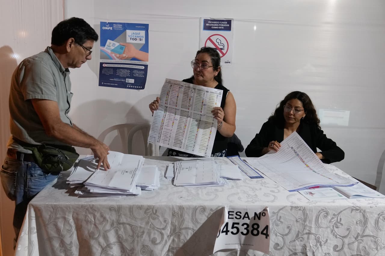 Elecciones en Perú siguen en suspenso; resultados llegarían a mediados de mayo