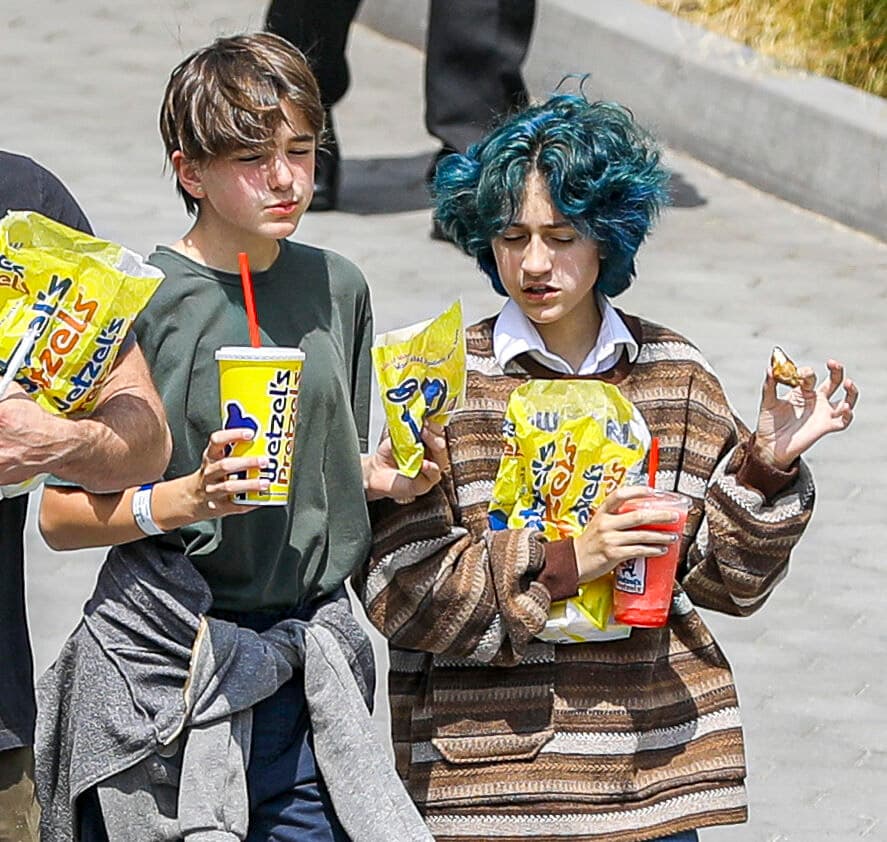 A principios de julio, la segunda hija de Affleck y Emme, la hija de su novia Jennifer López, de 13 años, pasearon juntas por Universal Studios.