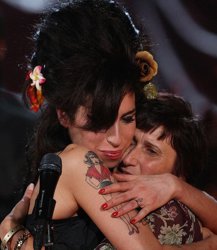 La historia está narrada por su madre Janis Winehouse-Collins.