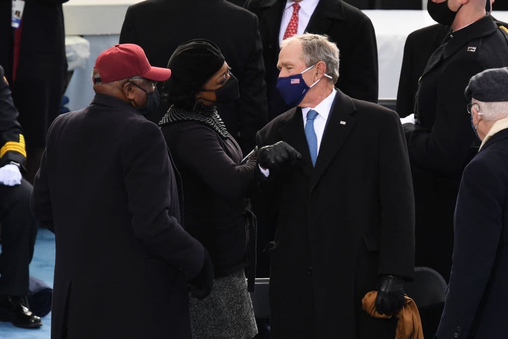 El expresidente George W. Bush, quien llegó con su esposa, Laura Bush.