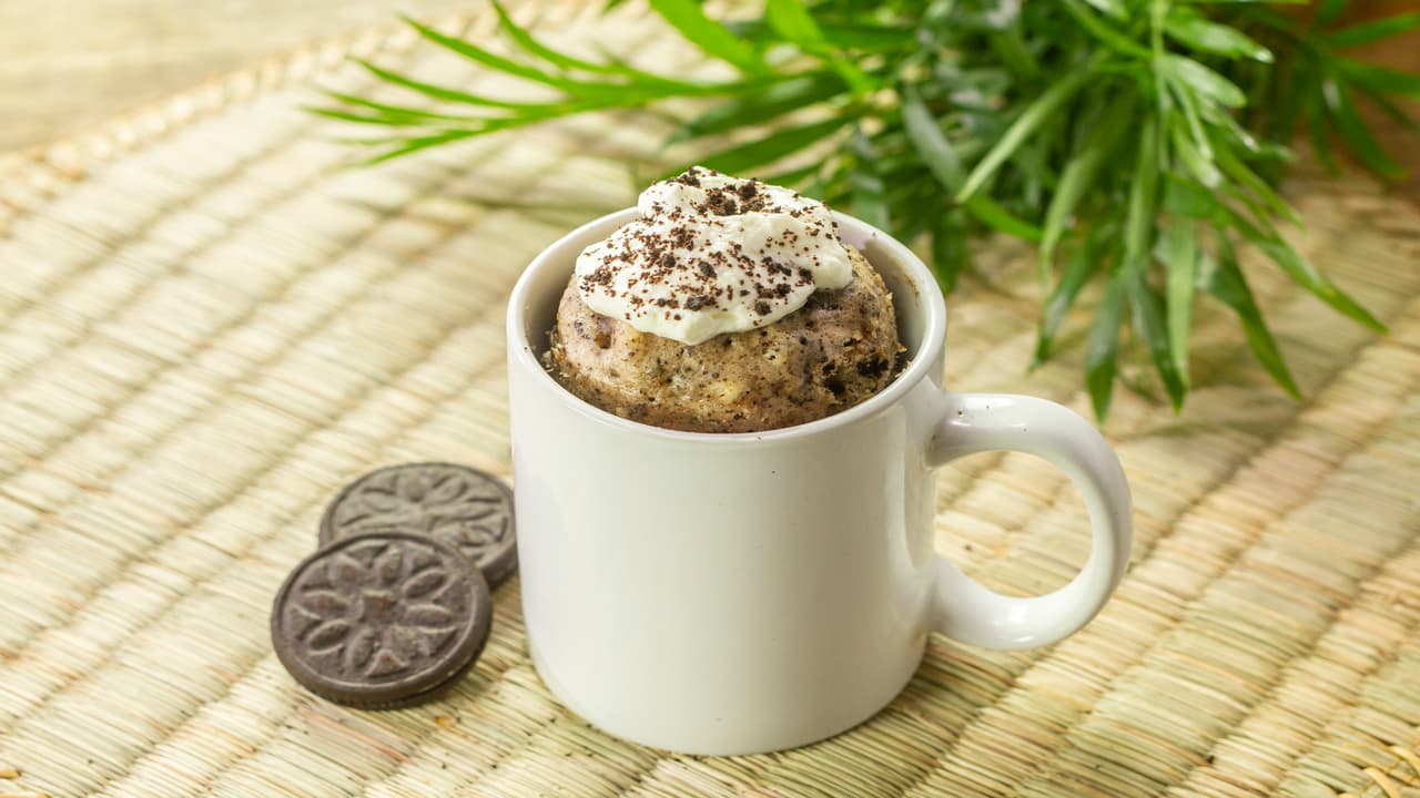 Mug cake de cookies and cream