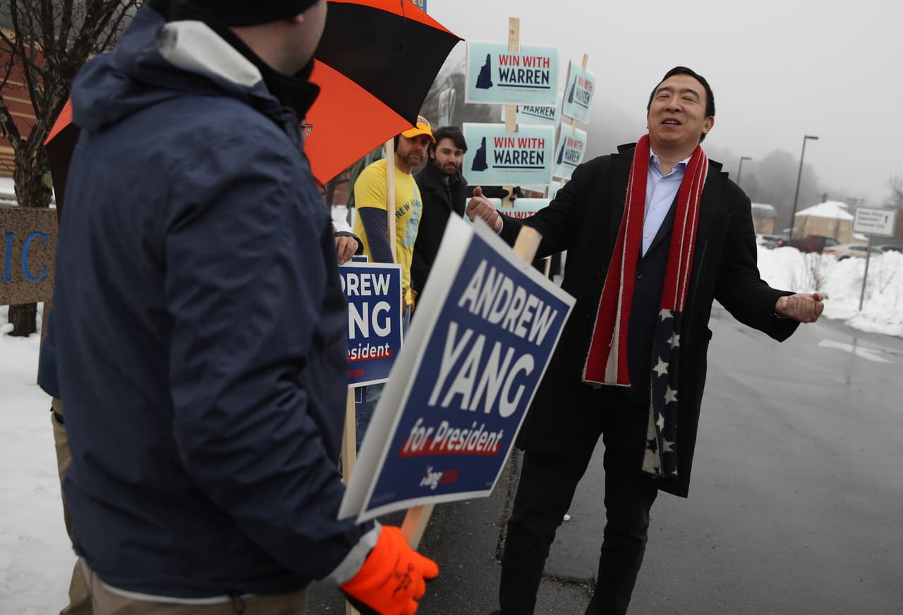 El candidato Andrew Yang, quien sólo alcanzó el 1% del apoyo en Iowa, saluda a algunos de sus partidarios en Keene, en el suroeste de New Hampshire.