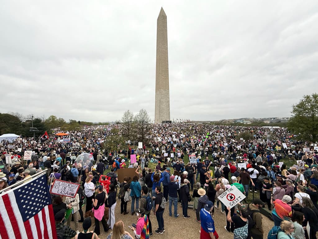<b>Protestas destacadas por estado</b>: Se registraron manifestaciones notables en Washington D.C., Boston, Columbus y Palm Beach Gardens, muchas con pancartas defendiendo la democracia, la diversidad y la seguridad social. (Washington DC)