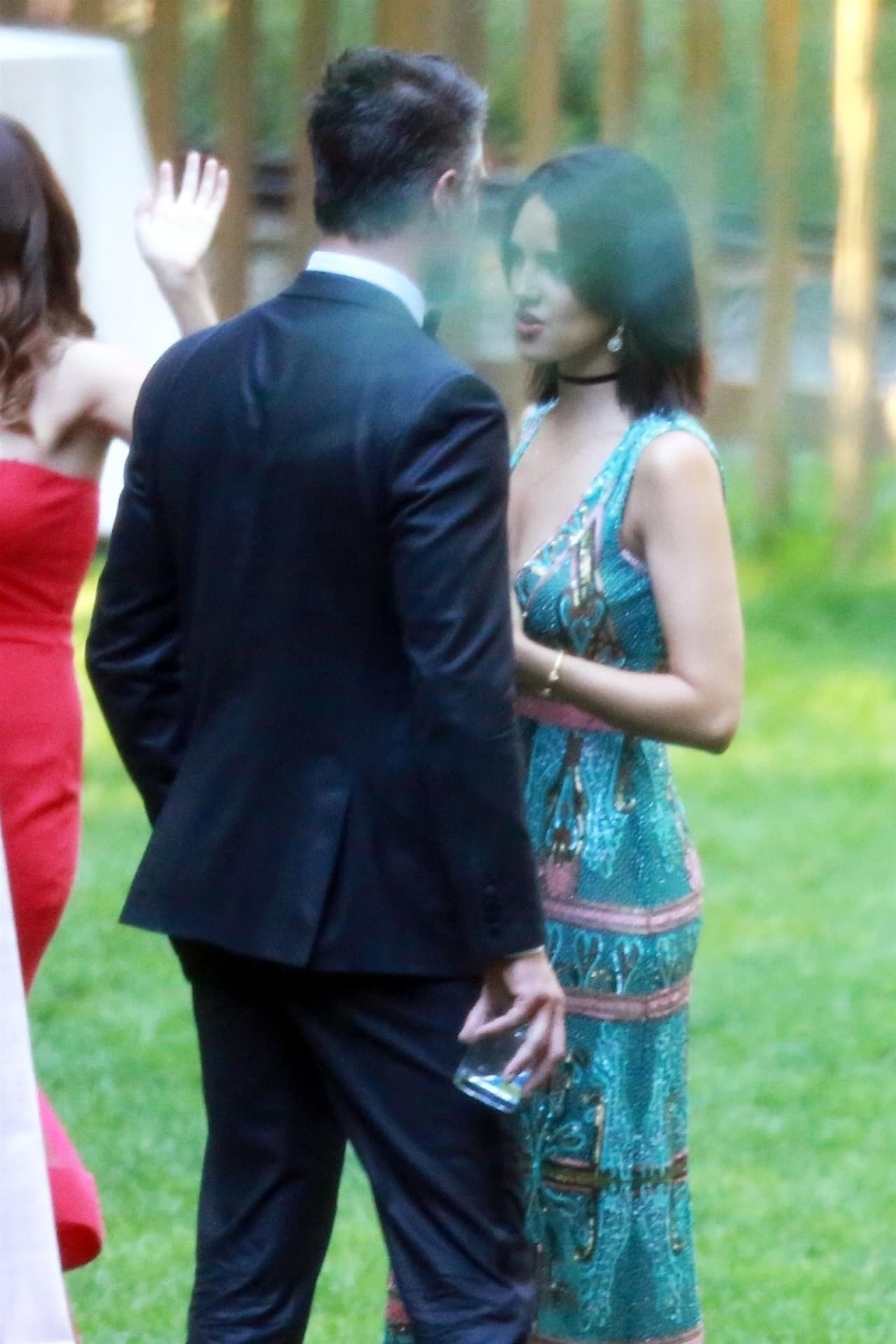 El mismo portal mencionó que las especulaciones de que ambos estaban saliendo iniciaron en febrero pasado.