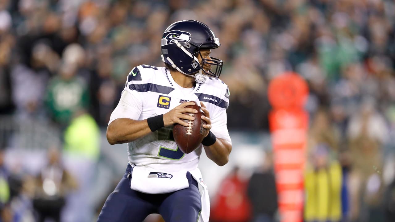 <b>En noviembre Wilson lo pidió de nuevo</b>
<br>Brown fue despedido de los Patriots por sus problemas extra cancha, y en noviembre el QB de Seattle volvió a pedir que lo contrataran; sin embargo, aún se encontraba en una situación crítica y a modo de compensación contrataron a Josh Gordon.