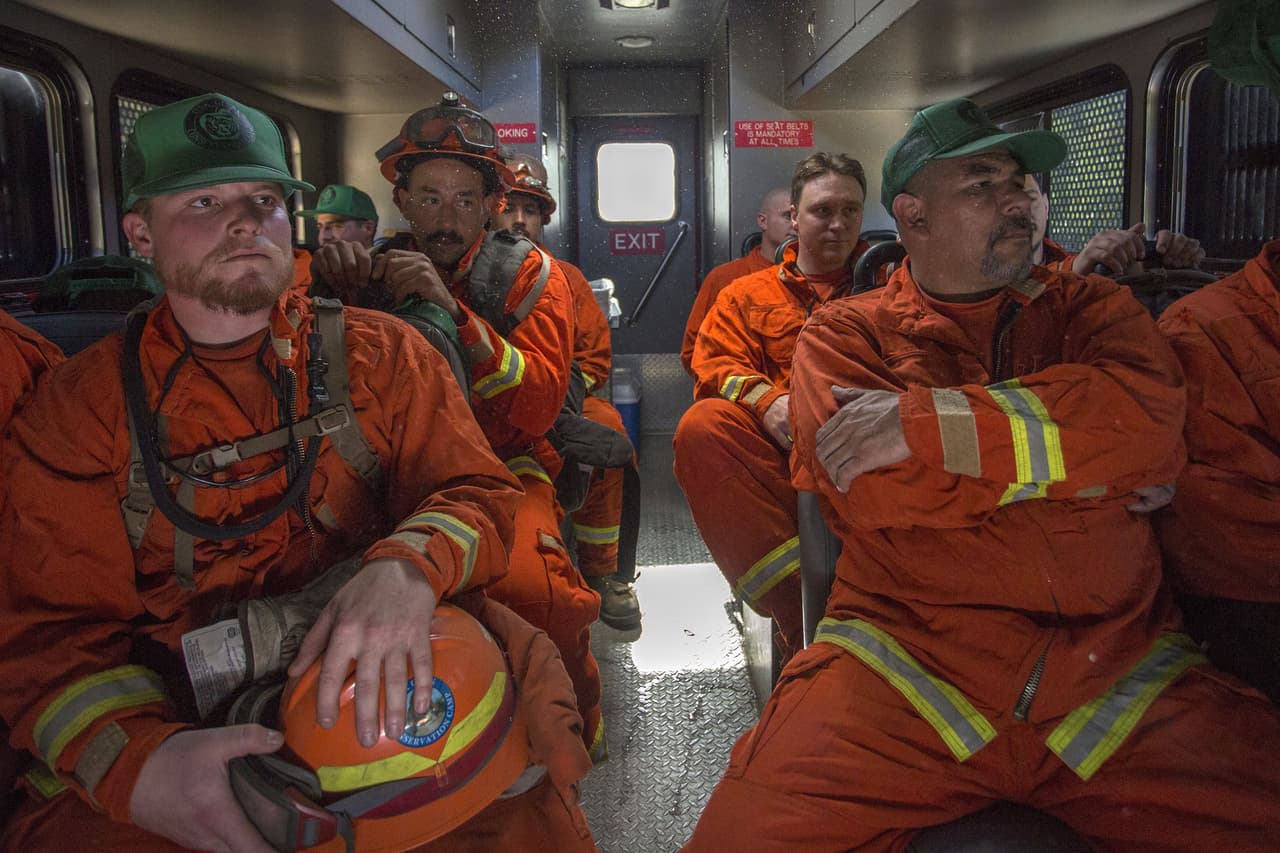 <b>Presos bomberos. </b>Los incontrolables incendios de California en 2017 han requerido la mayor cantidad de personal activo contra las llamas. Un programa estatal
<b><a href="https://www.univision.com/los-angeles/kmex/noticias/incendios/libres-bajo-fuego-cientos-de-presos-se-suman-a-la-lucha-contra-los-incendios-en-california">permite que reclusos salgan de sus celdas</a></b> para ayudar a sofocar los fuegos. En la fotografía un grupo de bomberos son transportados para combatir el fuego cerca de Yucaipa, el 28 de septiembre de 2017.