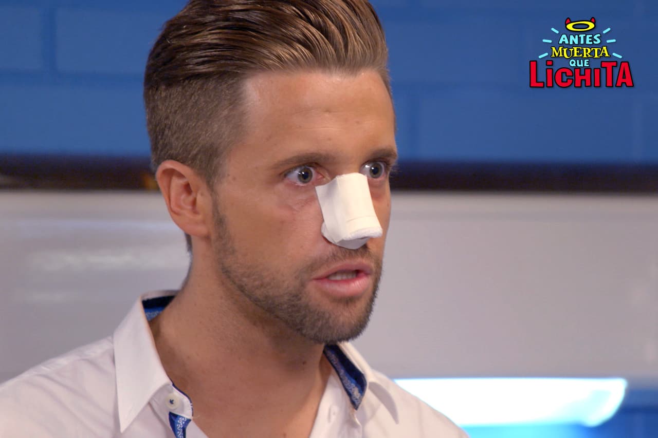 Accidentalmente Magos le rompe la nariz a “El Güero” y le confiesa que Ximena es su hija.