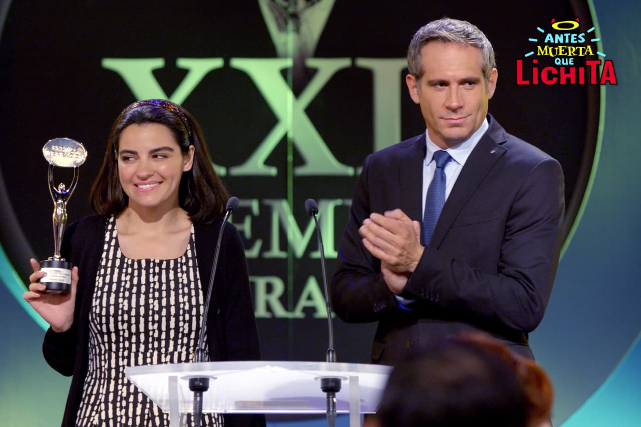 Roberto es premiado por la campaña de Supermercados M.A.S. y decide compartir el crédito con Alicia.