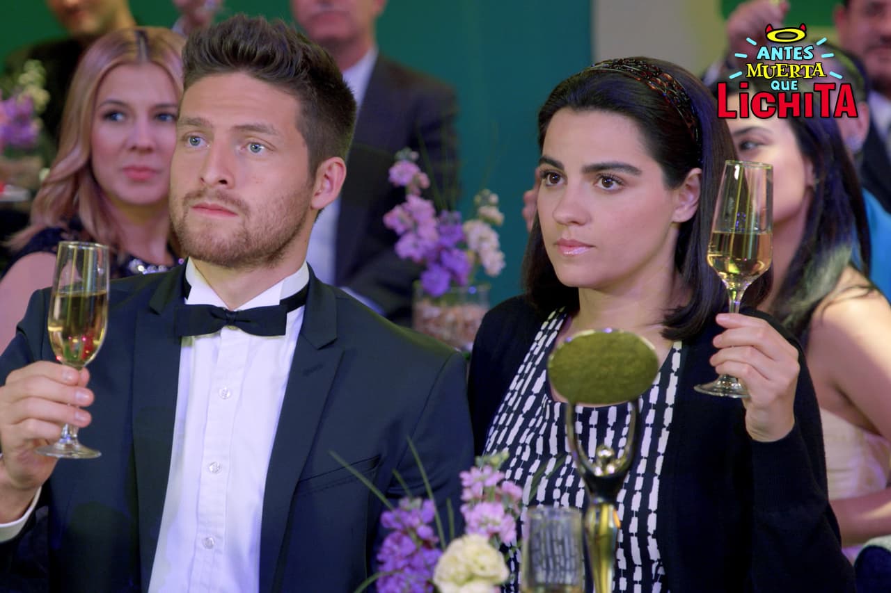 Augusto anuncia ante todo el mundo que Alicia y Alex contraerán matrimonio.