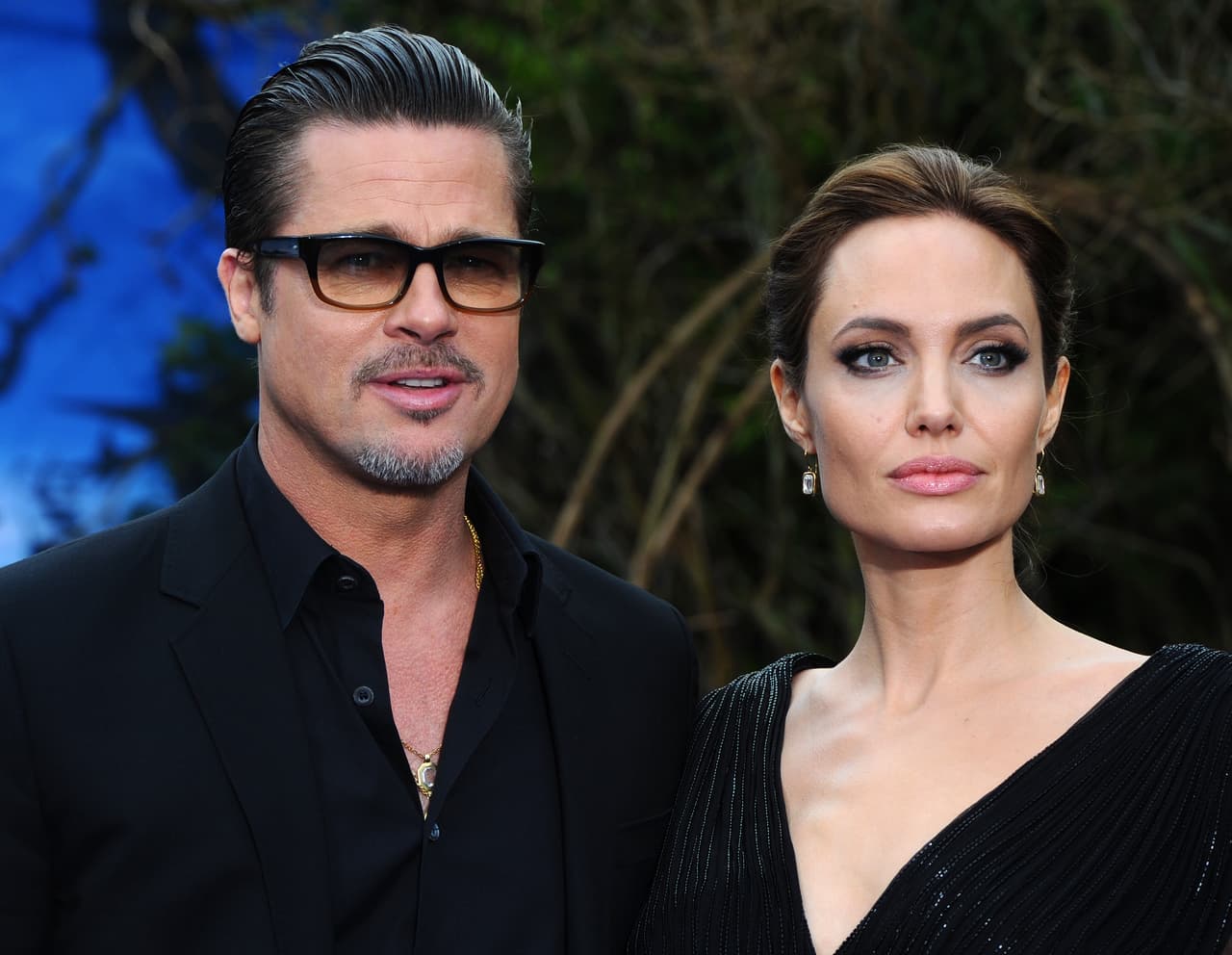 The New York Times señala que
<b><a href="https://www.univision.com/entretenimiento/brad-pitt-podria-ayudar-a-shia-labeouf-a-lograr-la-sobriedad-video?layoutType=flex" target="_blank"> Brad tuvo que ingresar a Alcohólicos Anónimos </a></b>después de que se solicitara el divorcio y fue en ese grupo en donde descubrió su vulnerabilidad. El dario afirma que ahora Pitt está comprometido con su sobriedad.