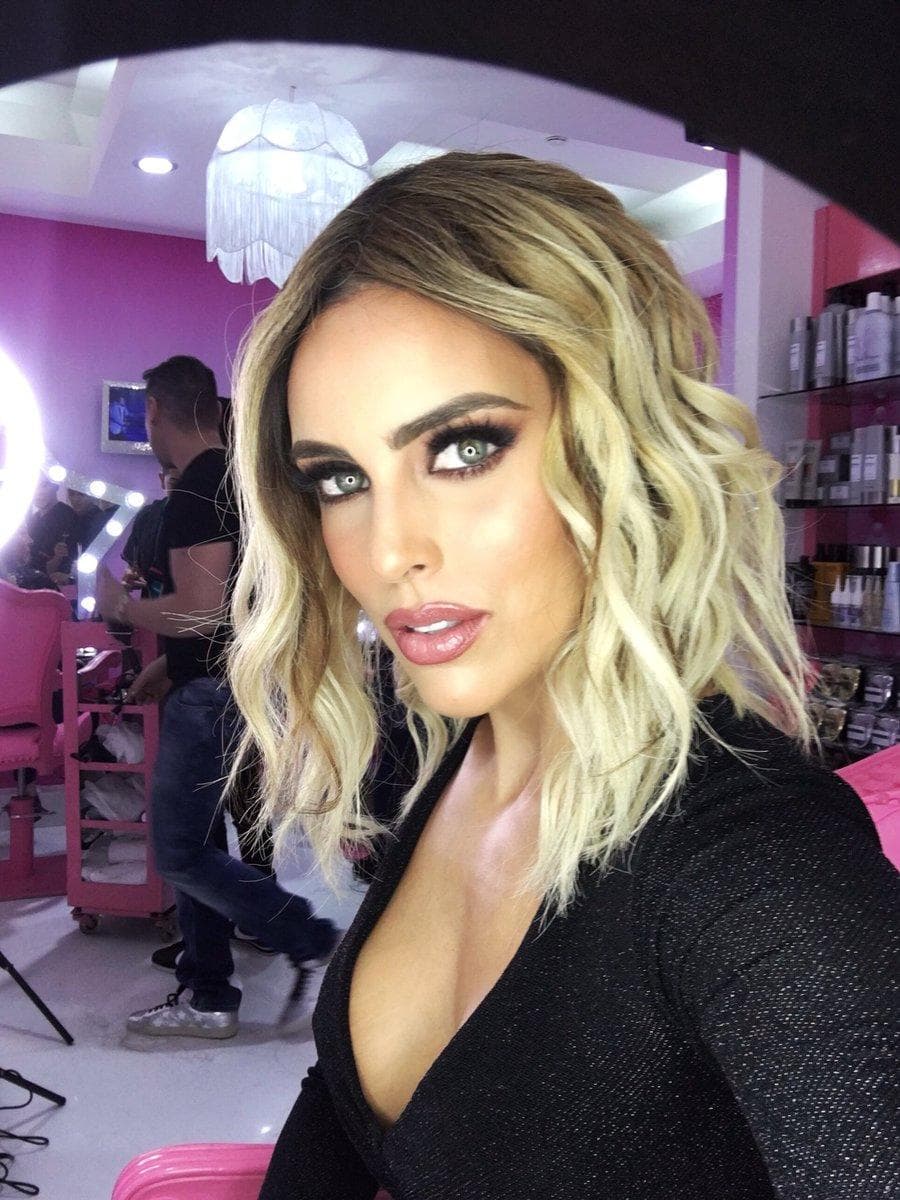 Sara es una mujer que cuida mucho su figura y su apariencia y por lo regular siempre sorprende con sus múltiples cambios de imagen, lo mismo puede aparecer con su cabellera oscura que rubia.