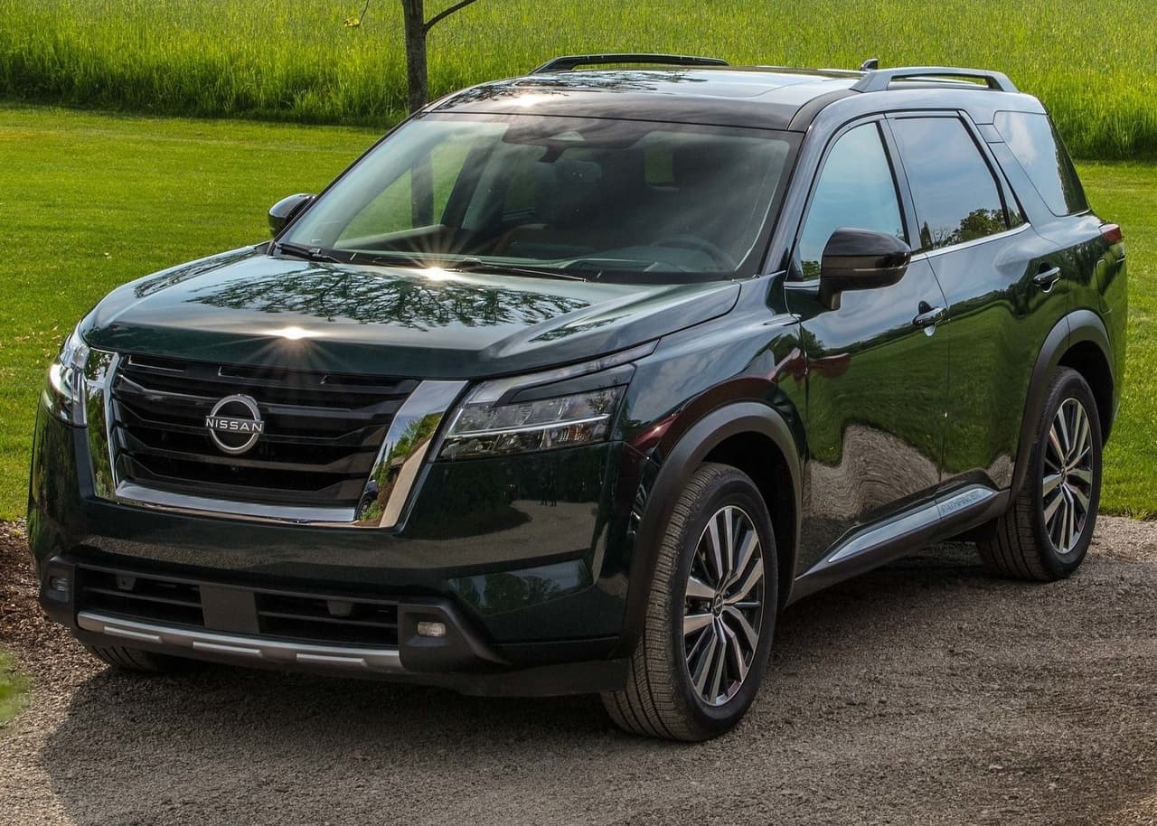 <h3 class="cms-H3-H3"><b>Nissan Pathfinder 2022</b></h3>
<br>
<br>La Nissan Pathfinder da inicio a su quinta generación con un rediseño completo. Comparada a la generación que reemplaza, la nueva Pathfinder es 1.5 pulgadas más larga, 0.6 pulgadas más ancha y 0.5 pulgadas más alta. Bajo el capó, mantiene un motor V6 de 3.5 litros con 284 caballos de fuerza y 259 lb-pie de torque. Eso sí, abandona la transmisión CVT y adopta una automática de nueve velocidades. Su precio inicial es de 34,560 dólares. 
<br>
<br>
<b>Relacionado:</b> 
<a href="https://www.univision.com/carros/pruebas-de-manejo/test-nissan-pathfinder-2022"><u>Prueba: Nissan Pathfinder 2022, la clásica offroader japonesa llega más urbanizada</u></a>