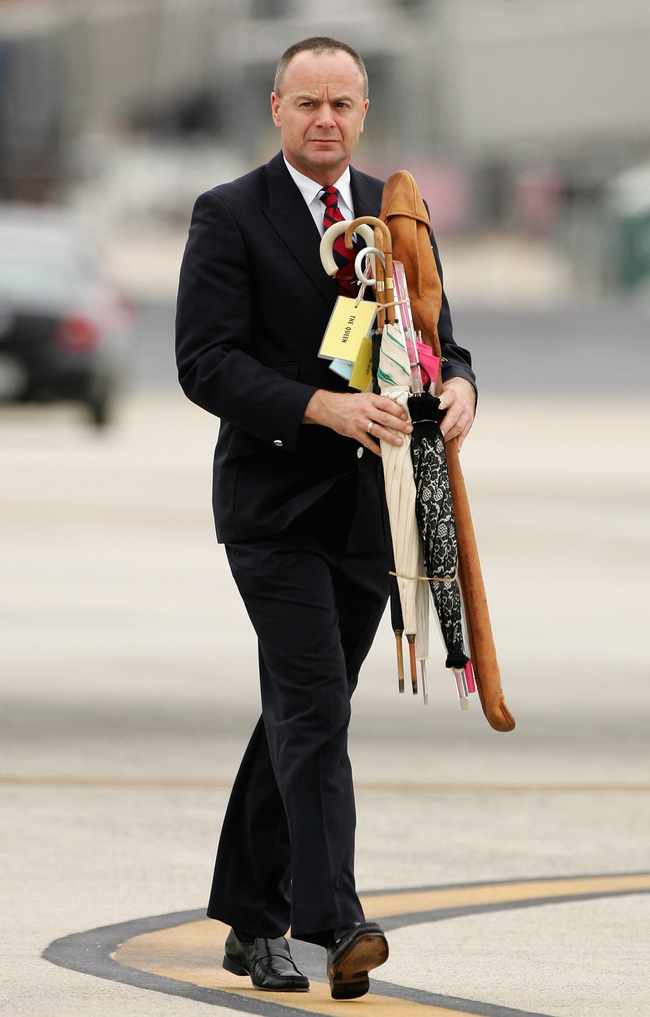 En su entorno, es bien sabido que la reina solo utiliza ese tipo de paraguas, por ello los marcan para evitar confusiones.