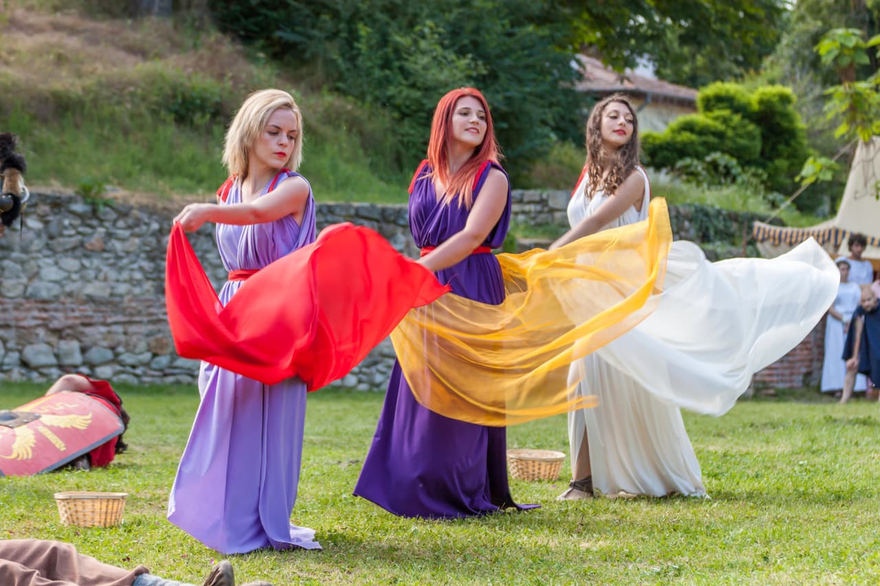 Sin embargo, éste quedó atrás cuando las culturas solares adquirieron fama.