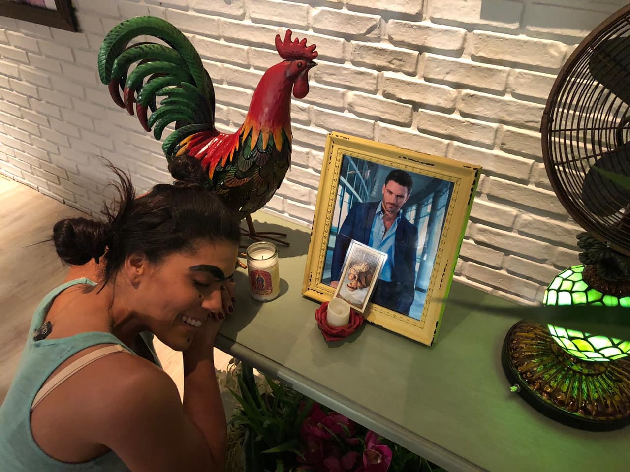 Mela la Melaza pide con fervor a San Antonio de Padúa una oportunidad con el actor.