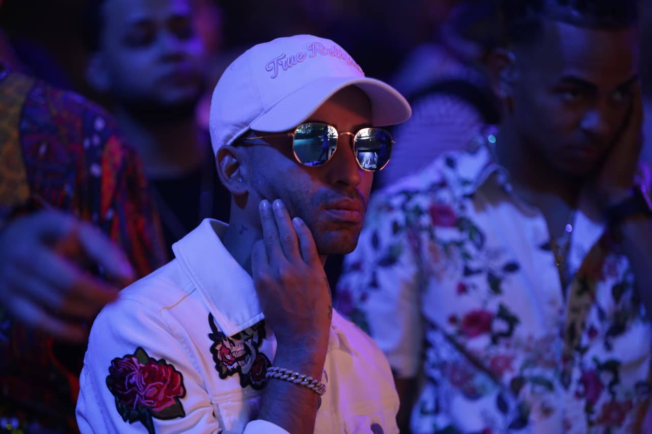 Él se mantuvo atento a todos los pormenores del número en el que participará en Premios Juventud.