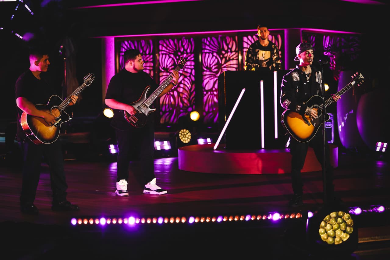 El primero que se dio cuenta de su talento fue 
<b>su papá, por eso “se esforzó para regalarme una guitarra. Era una guitarra barata, pero comprada con mucho sacrificio. </b>Me gustó y, por eso, aprendí a tocarla sólo”. La primera canción que aprendió a tocar es 'El Karma' de Ariel Camacho.