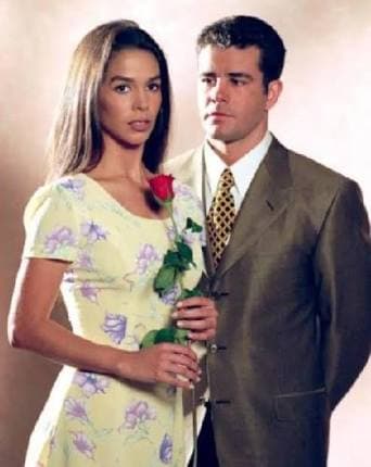 Bibi Gaytán y Eduaredo Capetillo fueron los estelares en 'Camila', nueva versión de 'Viviana', historia original de Inés Rodena, mientras que Adamari López era la caprichosa villana que se interponía en la felicidad de ambos. Hasta la fecha esta es la última telenovela estelarizada por los Capetillo-Gaytán y la última vez que Bibi estuvo ante las cámaras en rol de actriz.