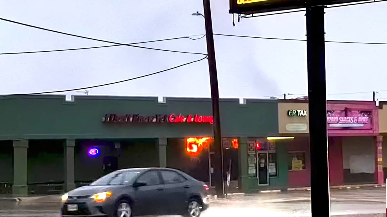 Investigan origen de fuerte incendio en bar de Babcock Road en San Antonio