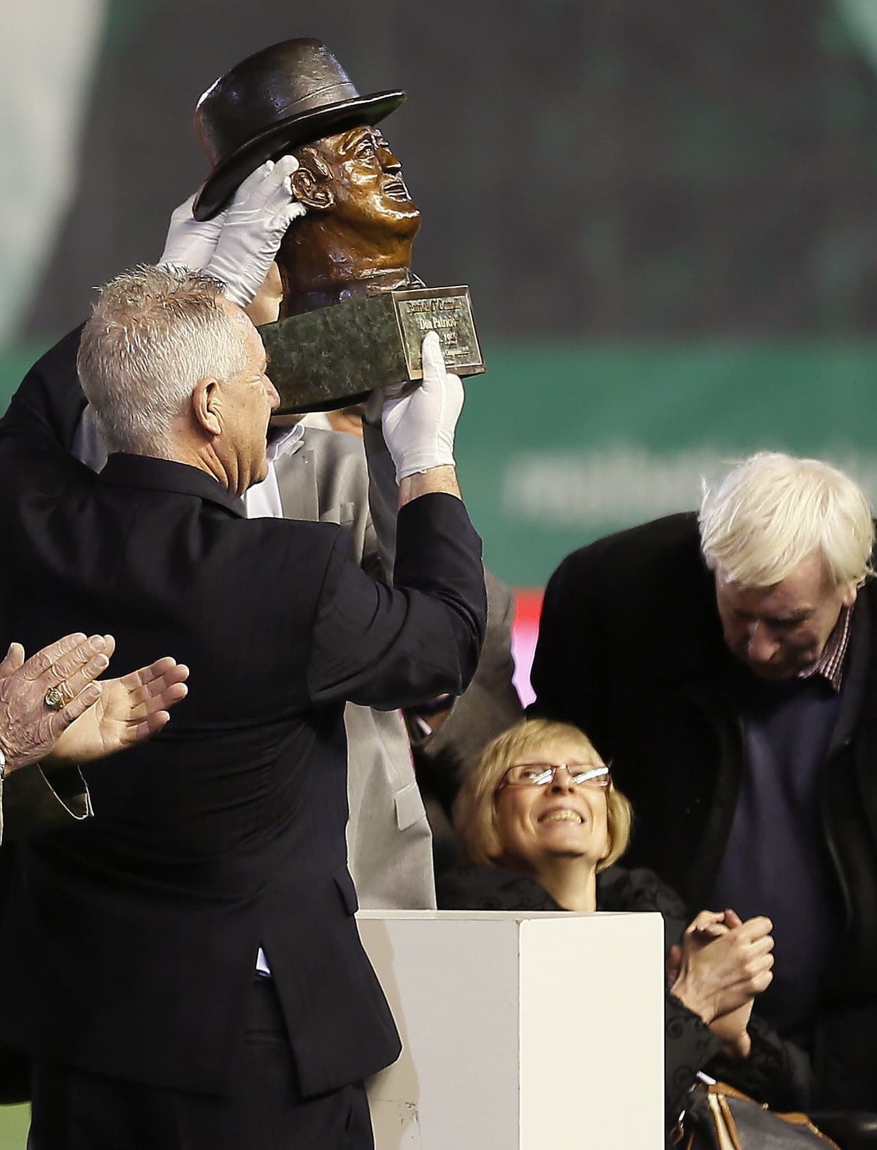 El partido comenzó con un homenaje a Patrick O'Connell, técnico que le hizo campeón de Liga en la temporada 1934-35, a quien le hicieron un busto conmemorativo.