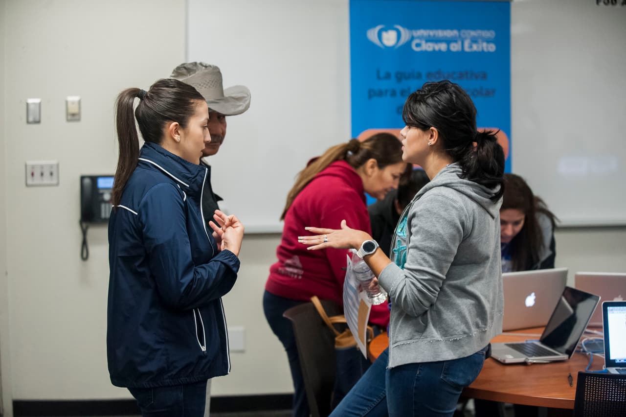 Ocho colegios y universidades ayudaron a estudiantes y sus familias llenar las solicitudes de FAFSA.