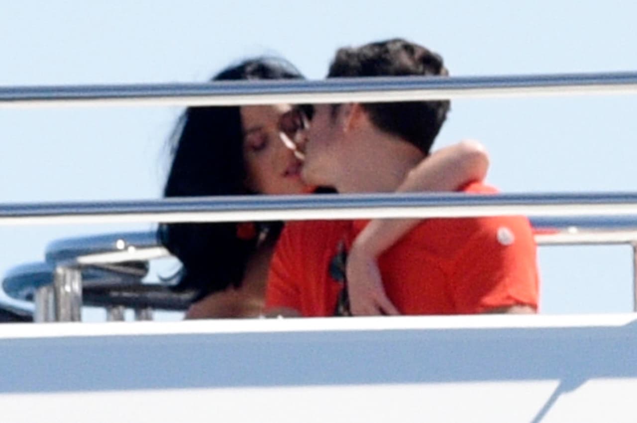 Katy no se queda atrás, también consiente a su galán.