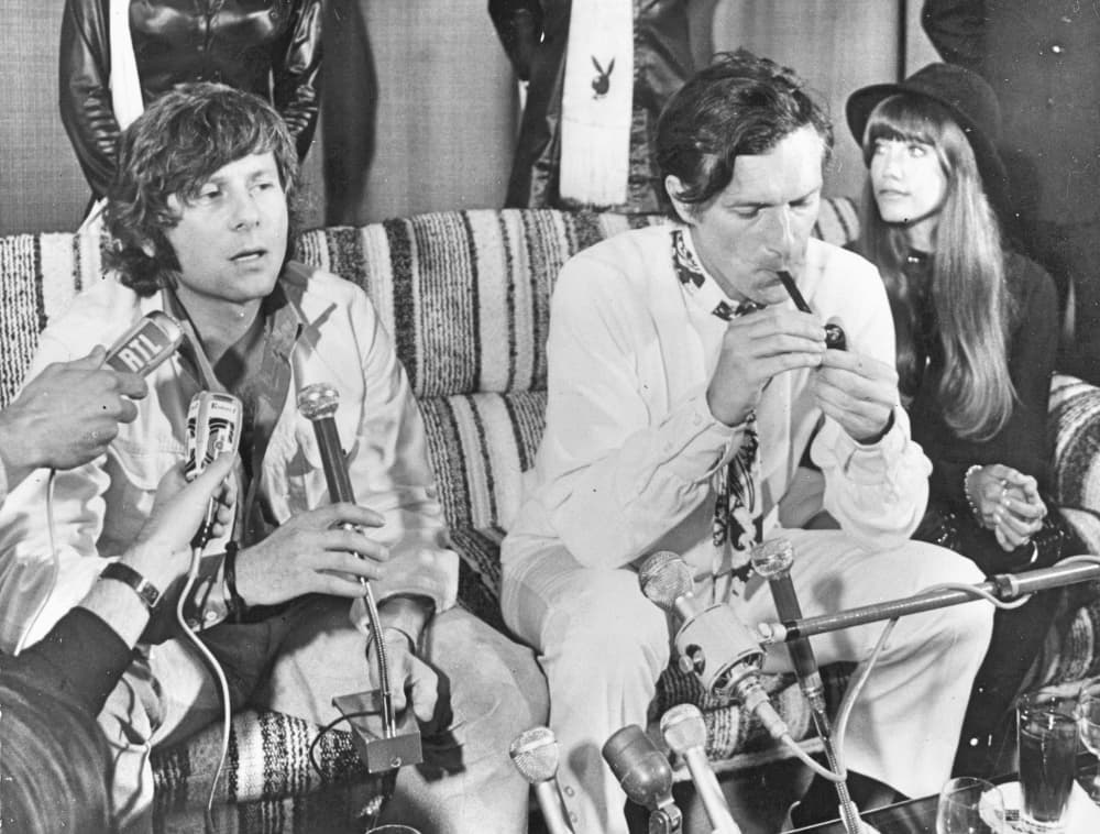 El cineasta Roman Polankski y Hugh Hefner en una conferencia de prensa de 1970 anunciando la producción de la cinta Macbeth de Shakespeare.