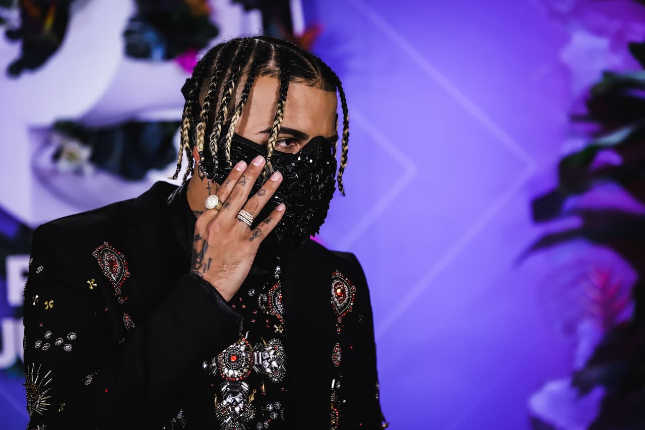 El intérprete de 'Algo mágico' puso toda la atención en la parte superior de su outfit, la camisa y el saco llevaban pedrería, igual que su cubrebocas.