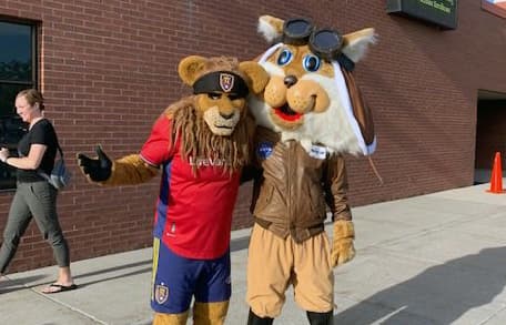 Desde
<b> Altara Elementary</b>, 
<i>Leo the Lion</i> junto a 
<i>Kittyhawk</i> les desean todo lo mejor a los alumnos que empiezan una nueva aventura. De parte de la familia de 
<b><a href="https://www.univision.com/local/salt-lake-city-kuth" target="_blank">Univision 32</a></b> les deseamos todos los éxitos a los alumnos del distrito escolar de Canyons, recuerda informarte a través de nuestras plataformas digitales.