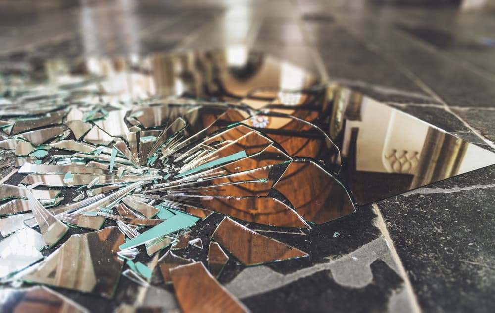 Las supersticiones no tienen ninguna base científica y se basan en las llamadas “creencias colectivas del subconsciente”, algo que a fuerza de repetirse, la gente termina creyéndolo o evitándolo… “por si acaso”.
<br>