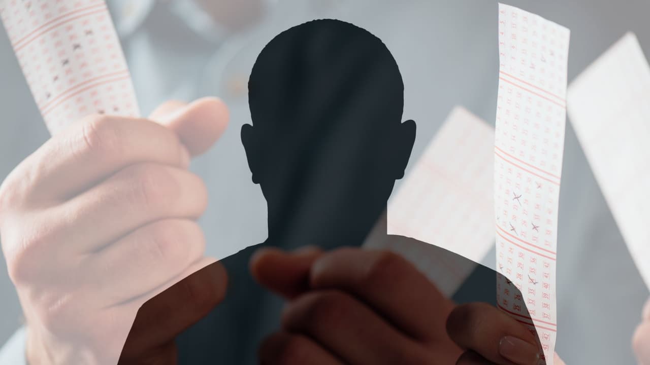 <h3 class="cms-H3-H3">Si puedes, quédate en el anonimato.</h3>
<br>Por las leyes en 
<b>California</b>, algunos premios como el 
<b>Powerball</b> obligan a la agencia a publicar el nombre y apellido del ganador, y el lugar en donde se compró el boleto.
<br>Pero eso no significa que lo tengas que publicar en redes sociales o contarselo a conocidos y familiares. Los expertos en finanzas recomiendan mejor no decir nada. 
<br>Espera a que pase un tiempo o a que te hayas asesorado.