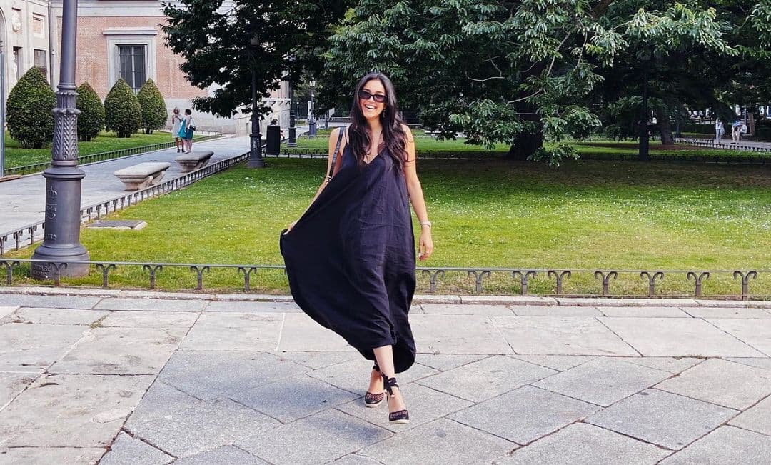 Antes de mudarse a Europa, Alejandra estaba estudiando la carrera de negocios internacionales en la universidad y trabajando en el lanzamiento de su propia línea de ropa. Sin embargo, ahora se encuentra caminando nuevos senderos.