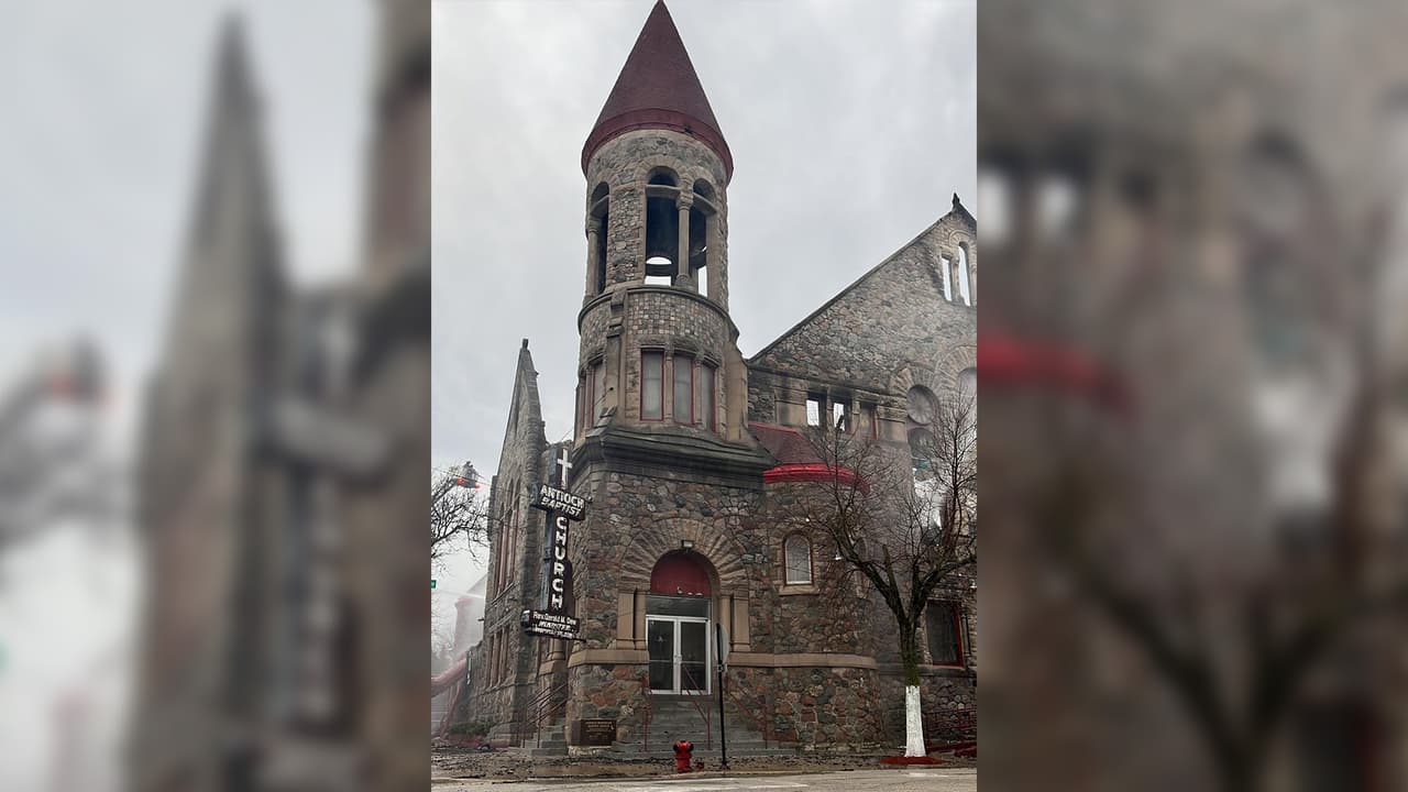 “Es una de esas cosas”, dijo Larry Merritt, vocero del Departamento de Bomberos, sobre el estado del mural tras el incendio.