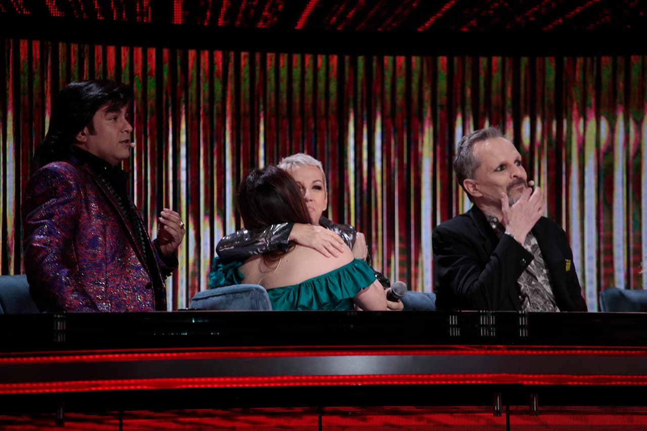 Posteriormente, Ana Torroja saludó a Verónica Castro y a Albertano.