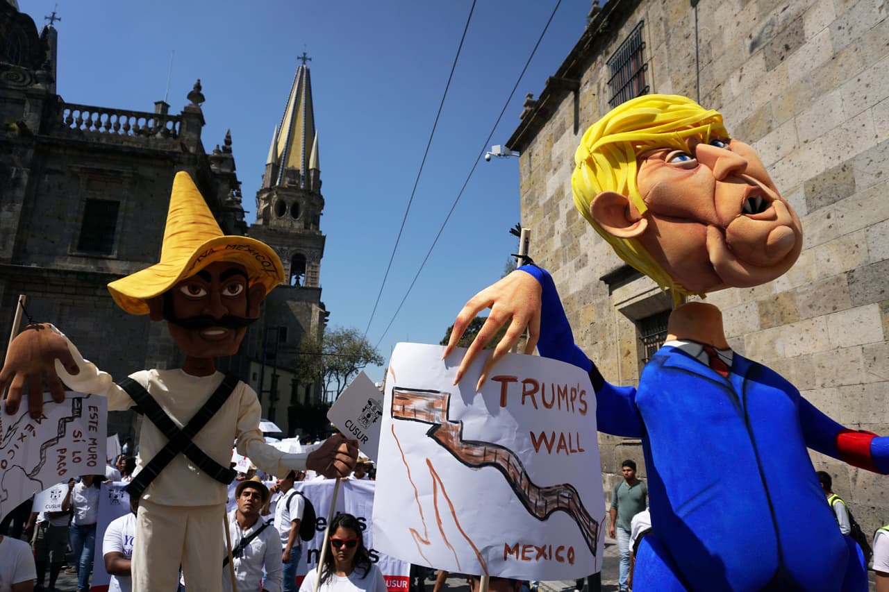 Algunos mexicanos elaboraron muñecos con la figura de Donald Trump y pasearon por las calles son frases de protesta.