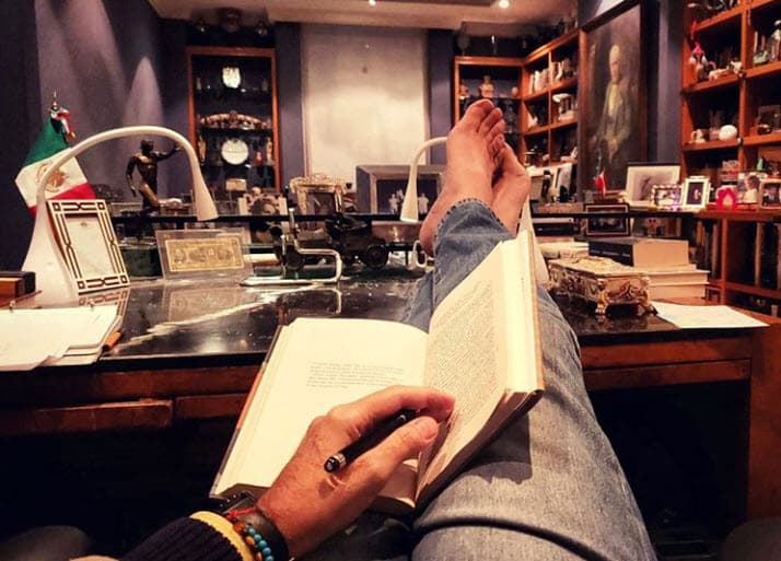 Varias seguidoras notaron que entre los retratos que se alcanzan a ver en el cuarto, no se distingue alguno de su fallecida esposa.