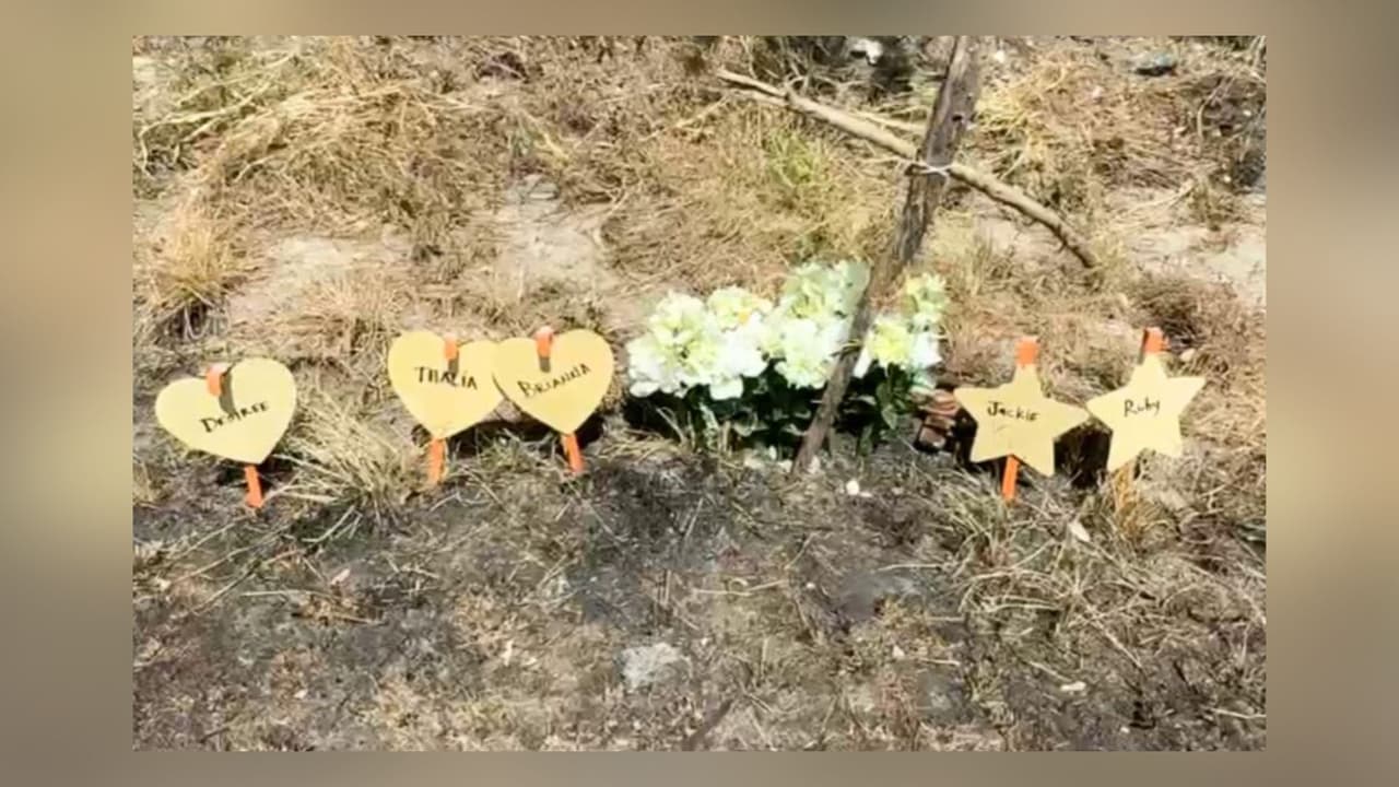 <h3 class="cms-H3-H3">Un altar al pie de la carretera</h3>
<br>
<b><a href="https://www.univision.com/local/austin-kakw/amigas-hispanas-mueren-choque-vacaciones-burnet-texas-fotos" target="_blank">En el lugar del accidente, familias y amigos han dejado un memorial</a>. Una cruz hecha con ramas. Flores. Globos. Tres corazones y dos estrellas con los nombres de las jóvenes</b>.
<br>Ahí, a un lado de la carretera donde todo cambió, las recuerdan como lo que fueron: 
<b>amigas que eran como hermanas, mujeres jóvenes llenas de sueños, mexicanas de Dallas que se tenían las unas a las otras. </b>