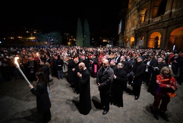 Dos mujeres cargaron con la cruz en la octava estación, en la que se criticó a "esos hombres que descargan sobre las mujeres la violencia que llevan dentro. Lloremos por las mujeres esclavizadas por el miedo y la explotación".