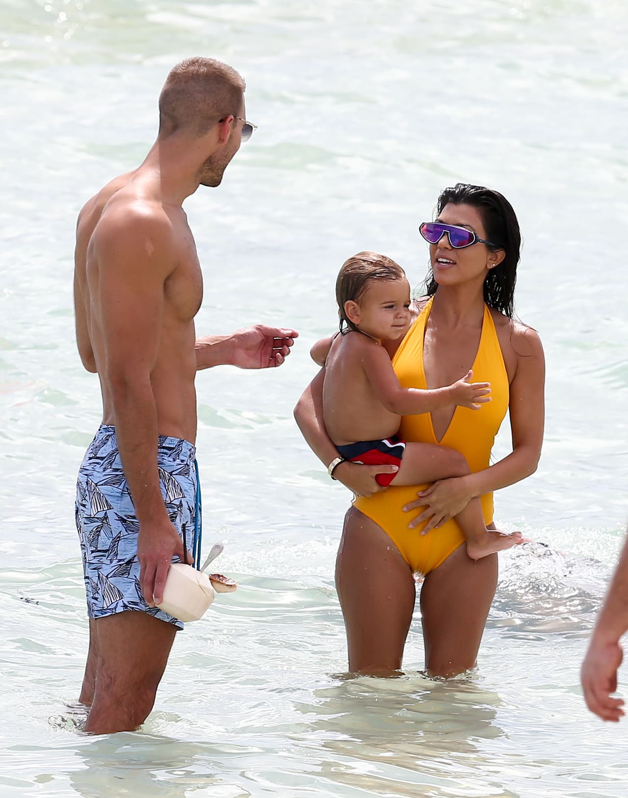 Kourtney platicaba muy sonriente con el guapo hombre.